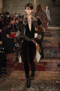 New York, Ny - Eylül 07: Ralph Lauren moda için pist 7 Eylül 2018 üzerinde Bethesda Teras New York moda haftası sırasında New York'ta göstermek bir model yürür..