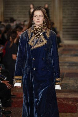 New York, Ny - Eylül 07: Ralph Lauren moda için pist 7 Eylül 2018 üzerinde Bethesda Teras New York moda haftası sırasında New York'ta göstermek bir model yürür..