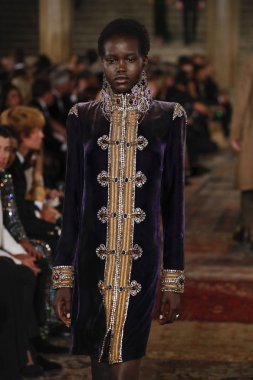 New York, Ny - Eylül 07: Ralph Lauren moda için pist 7 Eylül 2018 üzerinde Bethesda Teras New York moda haftası sırasında New York'ta göstermek bir model yürür..