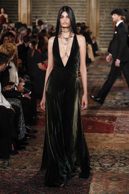 New York, Ny - Eylül 07: Ralph Lauren moda için pist 7 Eylül 2018 üzerinde Bethesda Teras New York moda haftası sırasında New York'ta göstermek bir model yürür..
