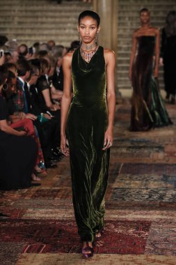 New York, Ny - Eylül 07: Ralph Lauren moda için pist 7 Eylül 2018 üzerinde Bethesda Teras New York moda haftası sırasında New York'ta göstermek bir model yürür..