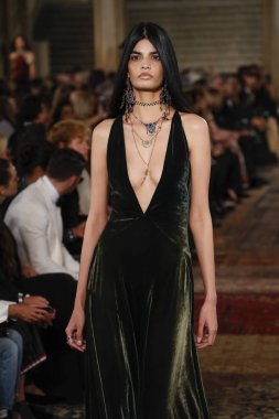 New York, Ny - Eylül 07: Ralph Lauren moda için pist 7 Eylül 2018 üzerinde Bethesda Teras New York moda haftası sırasında New York'ta göstermek bir model yürür..