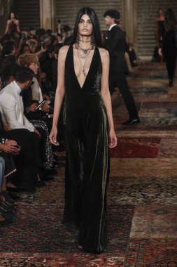 New York, Ny - Eylül 07: Ralph Lauren moda için pist 7 Eylül 2018 üzerinde Bethesda Teras New York moda haftası sırasında New York'ta göstermek bir model yürür..