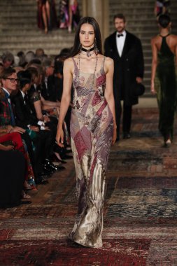 New York, Ny - Eylül 07: Ralph Lauren moda için pist 7 Eylül 2018 üzerinde Bethesda Teras New York moda haftası sırasında New York'ta göstermek bir model yürür..