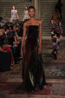 New York, Ny - Eylül 07: Ralph Lauren moda için pist 7 Eylül 2018 üzerinde Bethesda Teras New York moda haftası sırasında New York'ta göstermek bir model yürür..