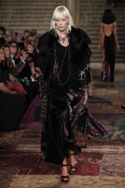 New York, Ny - Eylül 07: Ralph Lauren moda için pist 7 Eylül 2018 üzerinde Bethesda Teras New York moda haftası sırasında New York'ta göstermek bir model yürür..