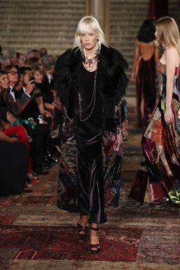 New York, Ny - Eylül 07: Ralph Lauren moda için pist 7 Eylül 2018 üzerinde Bethesda Teras New York moda haftası sırasında New York'ta göstermek bir model yürür..