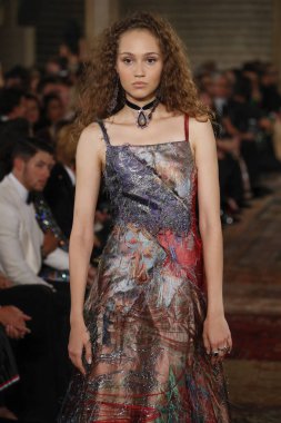 New York, Ny - Eylül 07: Ralph Lauren moda için pist 7 Eylül 2018 üzerinde Bethesda Teras New York moda haftası sırasında New York'ta göstermek bir model yürür..