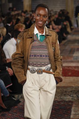 New York, Ny - Eylül 07: Ralph Lauren moda için pist 7 Eylül 2018 üzerinde Bethesda Teras New York moda haftası sırasında New York'ta göstermek bir model yürür..