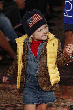 New York, Ny - Eylül 07: Ralph Lauren moda için pist 7 Eylül 2018 üzerinde Bethesda Teras New York moda haftası sırasında New York'ta göstermek bir model yürür..