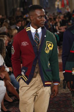 New York, Ny - Eylül 07: Ralph Lauren moda için pist 7 Eylül 2018 üzerinde Bethesda Teras New York moda haftası sırasında New York'ta göstermek bir model yürür..