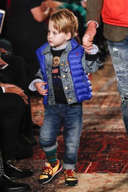 New York, Ny - Eylül 07: Ralph Lauren moda için pist 7 Eylül 2018 üzerinde Bethesda Teras New York moda haftası sırasında New York'ta göstermek bir model yürür..