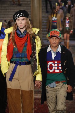 New York, Ny - Eylül 07: Ralph Lauren moda için pist 7 Eylül 2018 üzerinde Bethesda Teras New York moda haftası sırasında New York'ta göstermek bir model yürür..