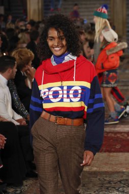 New York, Ny - Eylül 07: Ralph Lauren moda için pist 7 Eylül 2018 üzerinde Bethesda Teras New York moda haftası sırasında New York'ta göstermek bir model yürür..