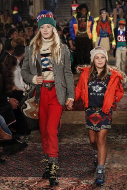New York, Ny - Eylül 07: Ralph Lauren moda için pist 7 Eylül 2018 üzerinde Bethesda Teras New York moda haftası sırasında New York'ta göstermek bir model yürür..