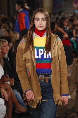 New York, Ny - Eylül 07: Ralph Lauren moda için pist 7 Eylül 2018 üzerinde Bethesda Teras New York moda haftası sırasında New York'ta göstermek bir model yürür..