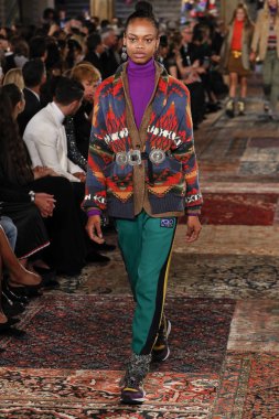 New York, Ny - Eylül 07: Ralph Lauren moda için pist 7 Eylül 2018 üzerinde Bethesda Teras New York moda haftası sırasında New York'ta göstermek bir model yürür..