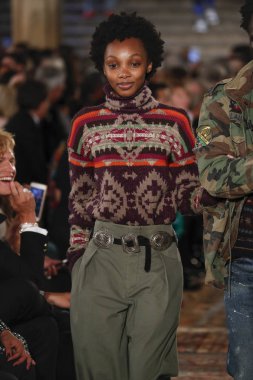 New York, Ny - Eylül 07: Ralph Lauren moda için pist 7 Eylül 2018 üzerinde Bethesda Teras New York moda haftası sırasında New York'ta göstermek bir model yürür..