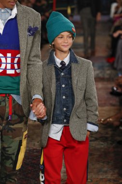 New York, Ny - Eylül 07: Ralph Lauren moda için pist 7 Eylül 2018 üzerinde Bethesda Teras New York moda haftası sırasında New York'ta göstermek bir model yürür..