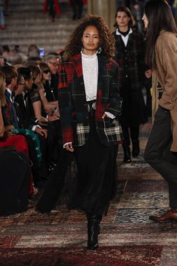 New York, Ny - Eylül 07: Ralph Lauren moda için pist 7 Eylül 2018 üzerinde Bethesda Teras New York moda haftası sırasında New York'ta göstermek bir model yürür..