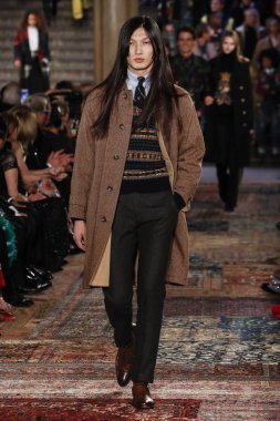 New York, Ny - Eylül 07: Ralph Lauren moda için pist 7 Eylül 2018 üzerinde Bethesda Teras New York moda haftası sırasında New York'ta göstermek bir model yürür..