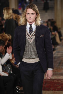 New York, Ny - Eylül 07: Ralph Lauren moda için pist 7 Eylül 2018 üzerinde Bethesda Teras New York moda haftası sırasında New York'ta göstermek bir model yürür..