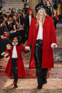 New York, Ny - Eylül 07: Ralph Lauren moda için pist 7 Eylül 2018 üzerinde Bethesda Teras New York moda haftası sırasında New York'ta göstermek bir model yürür..