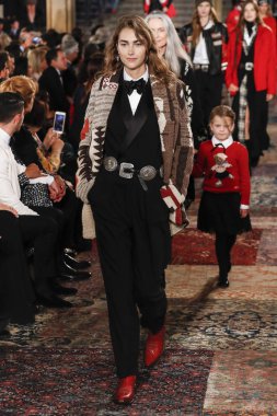 New York, Ny - Eylül 07: Ralph Lauren moda için pist 7 Eylül 2018 üzerinde Bethesda Teras New York moda haftası sırasında New York'ta göstermek bir model yürür..