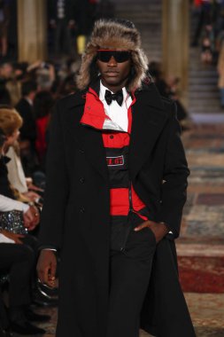 New York, Ny - Eylül 07: Ralph Lauren moda için pist 7 Eylül 2018 üzerinde Bethesda Teras New York moda haftası sırasında New York'ta göstermek bir model yürür..