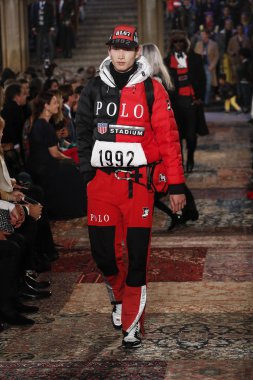 New York, Ny - Eylül 07: Ralph Lauren moda için pist 7 Eylül 2018 üzerinde Bethesda Teras New York moda haftası sırasında New York'ta göstermek bir model yürür..