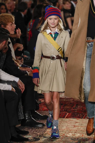 New York Settembre Una Modella Percorre Pista Sfilata Ralph Lauren — Foto Stock