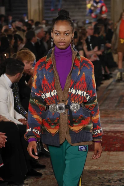 New York, Ny - Eylül 07: Ralph Lauren moda için pist 7 Eylül 2018 üzerinde Bethesda Teras New York moda haftası sırasında New York'ta göstermek bir model yürür..