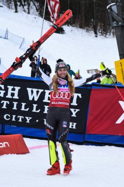 Killington, Vt - Kasım 25: Audi FIS kayak Dünya Kupası - 25 Kasım 2018 Killington, Vermont Killington Kupası sırasında kadınların Slalom kazandıktan sonra Amerika Birleşik Devletleri'nin Mikaela Shiffrin kutluyor.