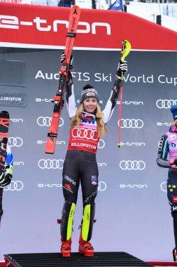 Killington, Vt - Kasım 25: Audi FIS kayak Dünya Kupası - 25 Kasım 2018 Killington, Vermont Killington Kupası sırasında kadınların Slalom kazandıktan sonra Amerika Birleşik Devletleri'nin Mikaela Shiffrin kutluyor.