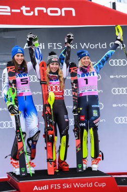 Killington, Vt - Kasım 25: (Sol-sağ) Petra Vlhova, Slovakya ikinci sırada, Mikaela Shiffrin ilk etapta Amerika Birleşik Devletleri ve Frida Hansdotter İsveç'in üçüncü kutlamak podyum üzerinde 25 Kasım 2018 Killington, Vermont.