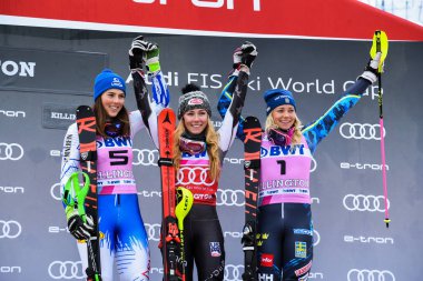 Killington, Vt - Kasım 25: (Sol-sağ) Petra Vlhova, Slovakya ikinci sırada, Mikaela Shiffrin ilk etapta Amerika Birleşik Devletleri ve Frida Hansdotter İsveç'in üçüncü kutlamak podyum üzerinde 25 Kasım 2018 Killington, Vermont.