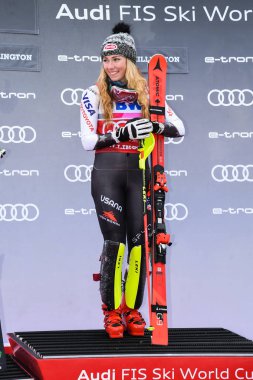 Killington, Vt - Kasım 25: Audi FIS kayak Dünya Kupası - 25 Kasım 2018 Killington, Vermont Killington Kupası sırasında kadınların Slalom kazandıktan sonra Amerika Birleşik Devletleri'nin Mikaela Shiffrin kutluyor.
