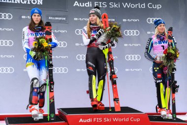 Killington, Vt - Kasım 25: (Sol-sağ) Petra Vlhova, Slovakya ikinci sırada, Mikaela Shiffrin ilk etapta Amerika Birleşik Devletleri ve Frida Hansdotter İsveç'in üçüncü kutlamak podyum üzerinde 25 Kasım 2018 Killington, Vermont.