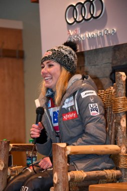 Killington, Vt - Kasım 25: Mikaela Shiffrin soruları ortamından bir basın toplantısı sırasında Killington Kupası'nda Killington Kayak Merkezi sonra üzerinde 25 Kasım 2018 Killington, Vermont cevaplar. 