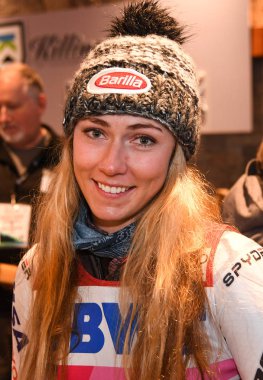 Killington, Vt - Kasım 25: Mikaela Shiffrin soruları ortamından bir basın toplantısı sırasında Killington Kupası'nda Killington Kayak Merkezi sonra üzerinde 25 Kasım 2018 Killington, Vermont cevaplar. 