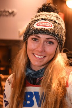 Killington, Vt - Kasım 25: Mikaela Shiffrin soruları ortamından bir basın toplantısı sırasında Killington Kupası'nda Killington Kayak Merkezi sonra üzerinde 25 Kasım 2018 Killington, Vermont cevaplar. 