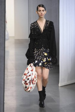 New York, Ny - Eylül 08: Manken pist için kendi portresi New York moda haftası sırasında yürür: gösterir Galerisi ben New York'ta 8 Eylül 2018 bahar stüdyolarında.