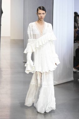 New York, Ny - Eylül 08: Manken pist için kendi portresi New York moda haftası sırasında yürür: gösterir Galerisi ben New York'ta 8 Eylül 2018 bahar stüdyolarında.