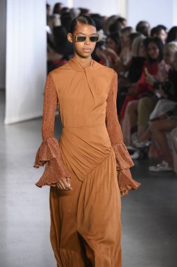 New York, Ny - Eylül 08: Manken pist için kendi portresi New York moda haftası sırasında yürür: gösterir Galerisi ben New York'ta 8 Eylül 2018 bahar stüdyolarında.