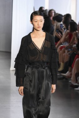 New York, Ny - Eylül 08: Manken pist için kendi portresi New York moda haftası sırasında yürür: gösterir Galerisi ben New York'ta 8 Eylül 2018 bahar stüdyolarında.