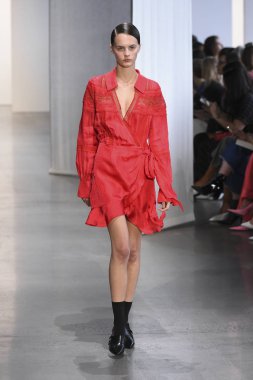 New York, Ny - Eylül 08: Manken pist için kendi portresi New York moda haftası sırasında yürür: gösterir Galerisi ben New York'ta 8 Eylül 2018 bahar stüdyolarında.