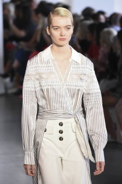 New York, Ny - Eylül 08: Manken pist için kendi portresi New York moda haftası sırasında yürür: gösterir Galerisi ben New York'ta 8 Eylül 2018 bahar stüdyolarında.