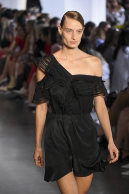 New York, Ny - Eylül 08: Manken pist için kendi portresi New York moda haftası sırasında yürür: gösterir Galerisi ben New York'ta 8 Eylül 2018 bahar stüdyolarında.