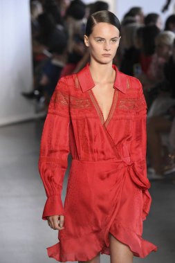 New York, Ny - Eylül 08: Manken pist için kendi portresi New York moda haftası sırasında yürür: gösterir Galerisi ben New York'ta 8 Eylül 2018 bahar stüdyolarında.