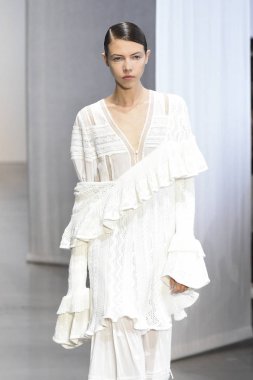 New York, Ny - Eylül 08: Manken pist için kendi portresi New York moda haftası sırasında yürür: gösterir Galerisi ben New York'ta 8 Eylül 2018 bahar stüdyolarında.